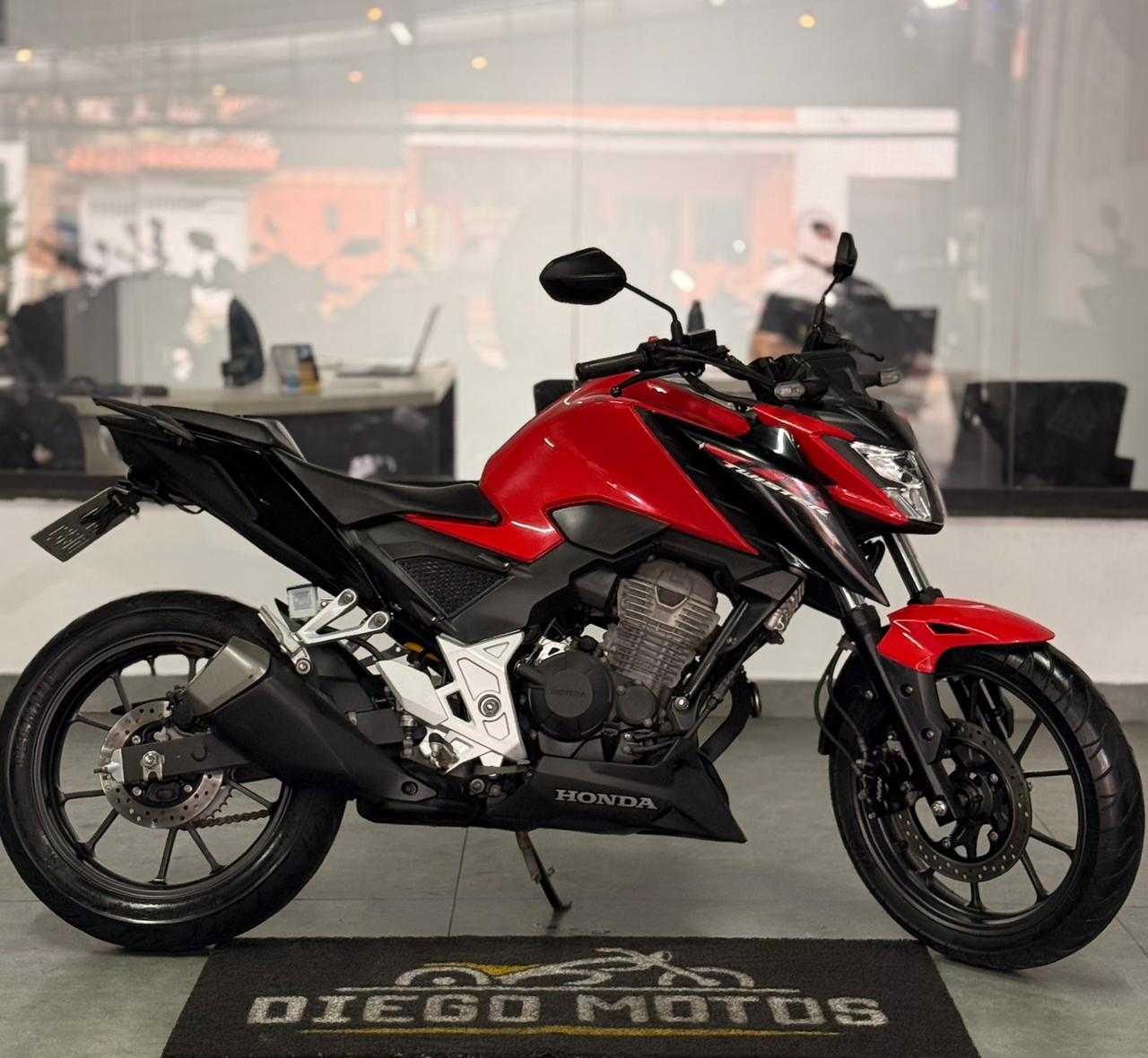 Honda Nº 27 · CB Twister
