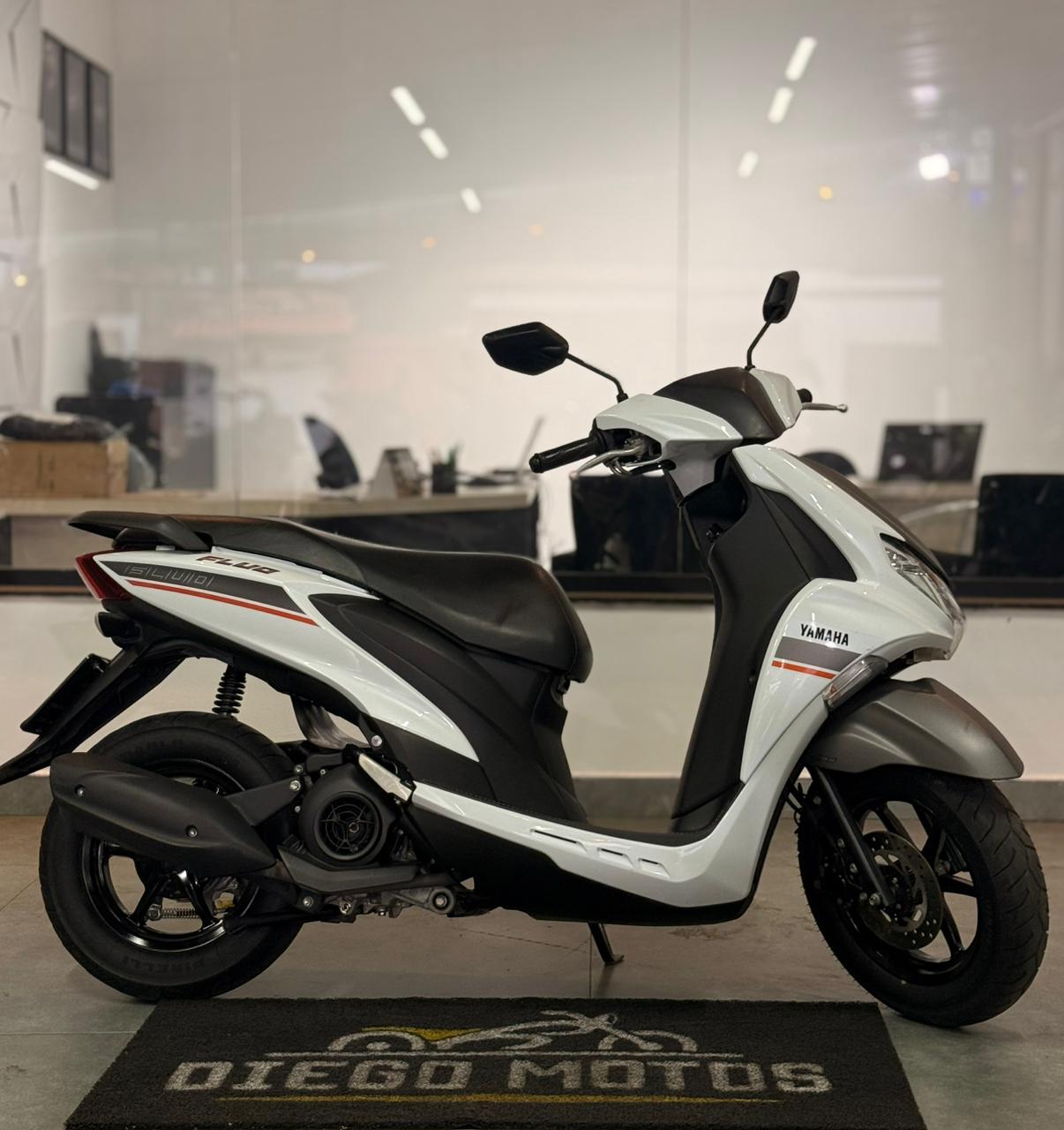 Yamaha Nº 28 · Fluo 125